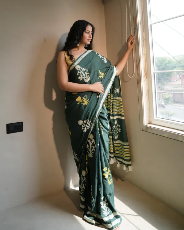 Green_Cotton_Dabu_Butta_Print_Mul_Saree_With_Tassels_For_Women